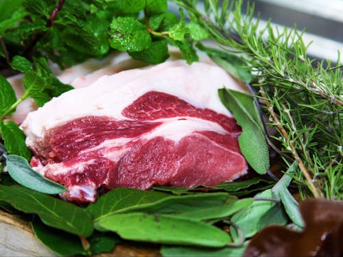 イノシシ肉をBBQで炭火焼きにするという贅沢な暮らしも、庭があれば実現。