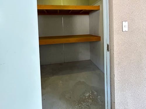 駐車場の所に部屋が書かれた専用物置あり