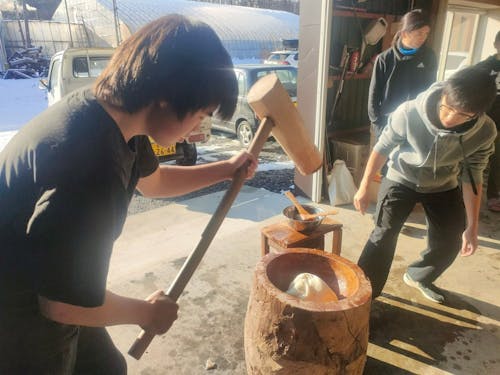 生徒を連れて町へ飛びだすことも。地域住民との交流も高校生にとって大切な経験