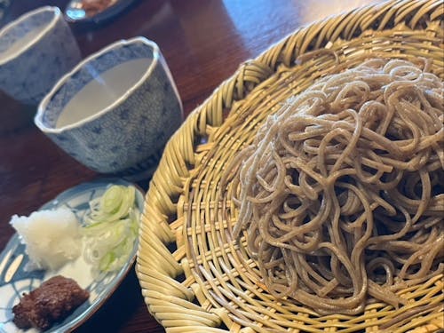 辛味大根と焼き味噌を溶いたつゆでいただく「高遠そば」