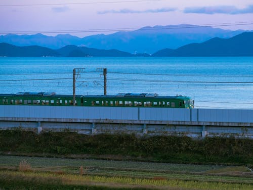 琵琶湖とJR湖西線