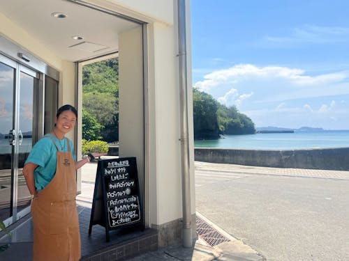 海の目の前のテイクアウトカフェ。お店のレジから海が眺められます。