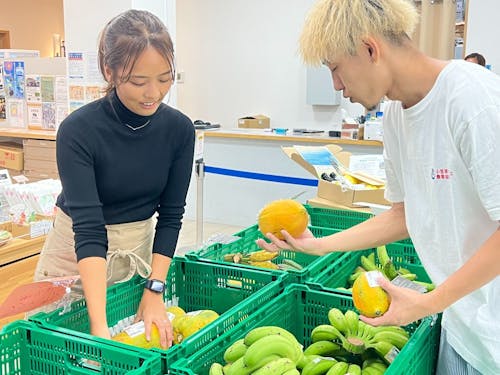 毎日新鮮な果物・野菜が生産者さんから運ばれてきます。