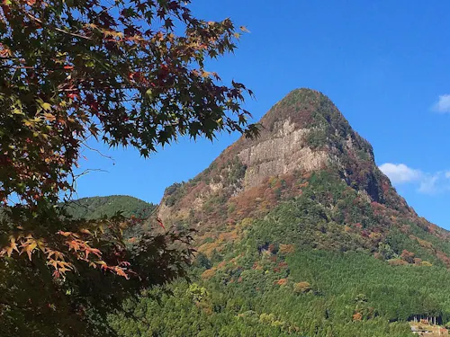 村のシンボルのひとつである鎧岳
