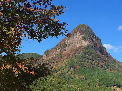 村のシンボルのひとつである鎧岳