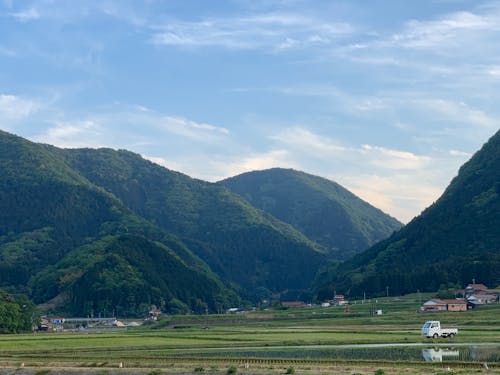 季節の移ろいを感じられる自然と田舎暮らしが楽しめる環境も