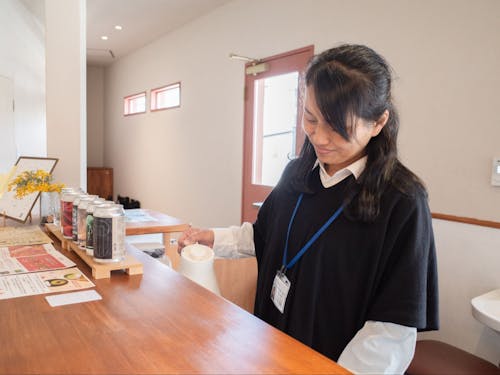 嘉瀬隊員 コーヒーを淹れる様子