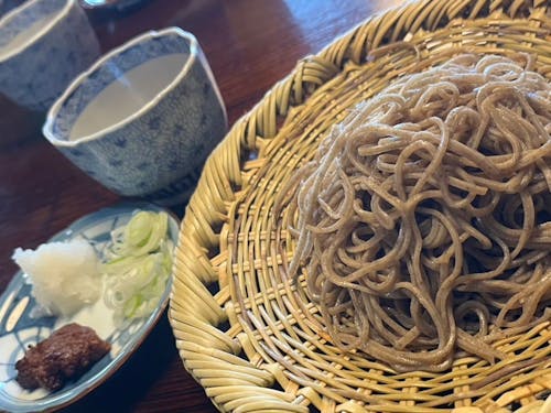 辛味大根と焼き味噌を溶いたつゆでいただく「高遠そば」