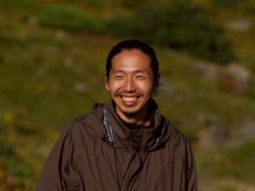 栃木県出身。珠洲市で半壊した家を購入し、手を入れながら 夫婦と3匹の犬と暮らす。