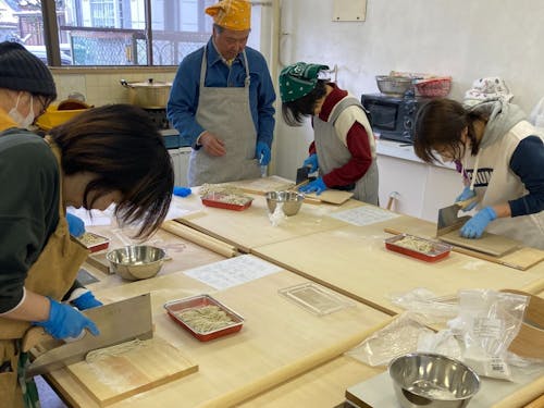 真剣にそばを切っています