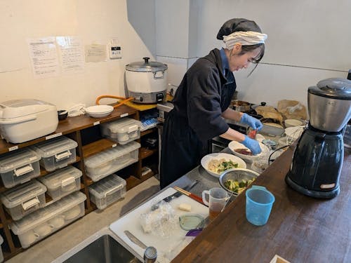 キッチン。食器や冷蔵庫、ガス窯など一通りの機材は備え付けてあります