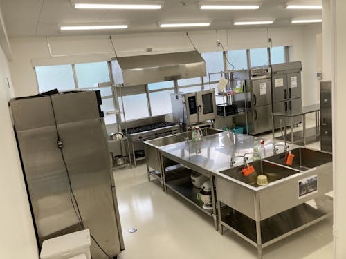 廃校利活用施設「ルフラン」にはカフェのほかに食品加工室やオフィスもあります。