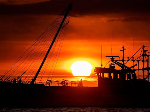 ここでしか見ることができない四角の夕日。自然のリズムと共に生きる喜びはいかが