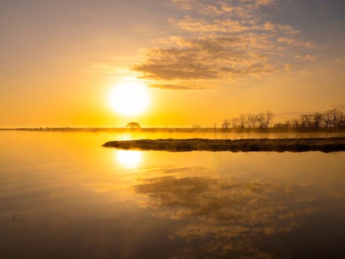 別海の朝は特別です。朝霧が湖面を覆い、太陽が昇る瞬間。神秘的な光景に出会えます。