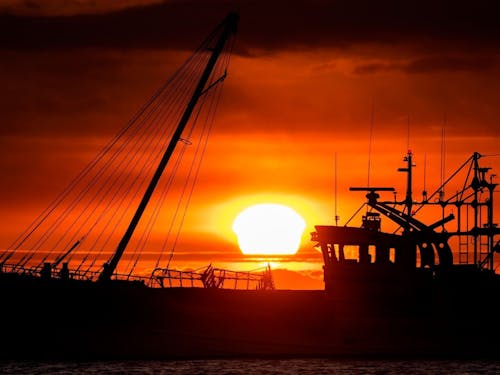 ここでしか見ることができない四角の夕日。自然のリズムと共に生きる喜びはいかが