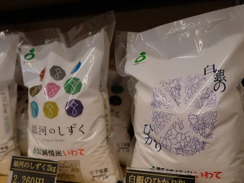 選び抜かれた有名ブランドが並ぶ