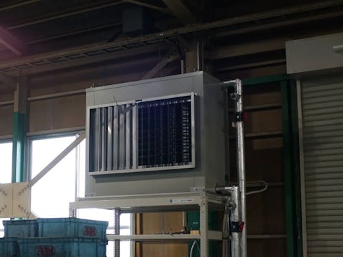 業務用エアコンは夏場でも工場に踏み入れるとひんやり。作業環境を第一に考え設置。