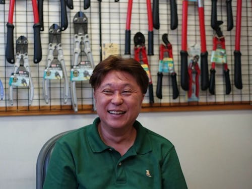 社員に手作りおでんやローストビーフを振る舞ったりする人気者。