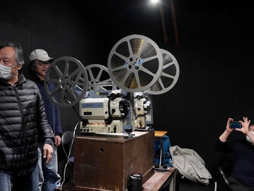 フィルム映画を上映している様子