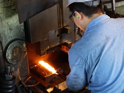 ハンマー担当者は、ひたすら打つことに専念します。