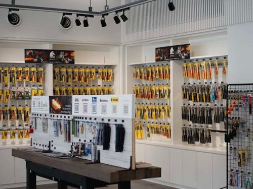 上の写真はマルトパドック。訪れた人は実際に商品を手に取り、購入することができる