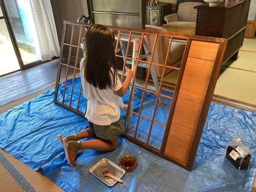 建具の柿渋塗をお手伝いに来てくれた地域の小学生。