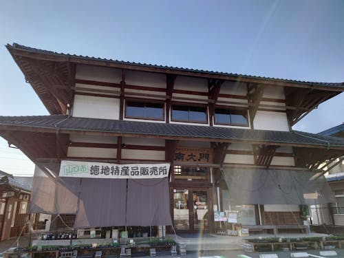 お買い物は中心部にスーパーや特産品販売所が集まっています!