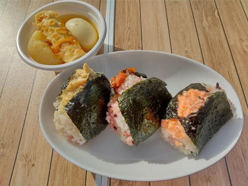 おむすびは左から「さっぱり大葉ツナマヨ」「梅まみれ」「たらこクリームチーズ」