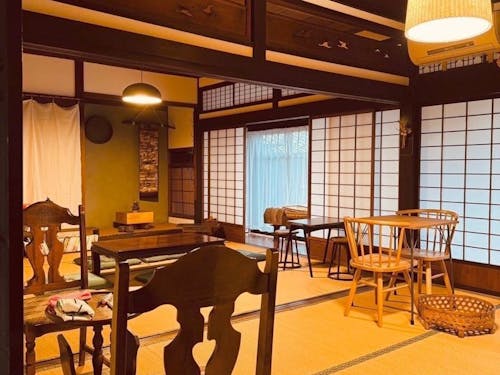 セルフリノベーション後の店内。和室でも椅子で過ごせます。