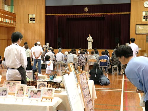 体育館内でのパフォーマンスには地域内外から多くのお客さんが訪れました。