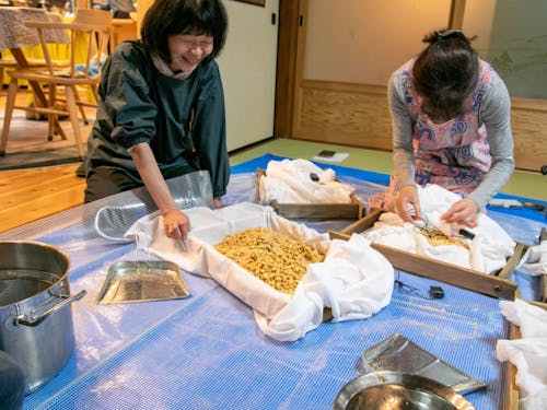 醤油麹を混ぜ合わせ室にいれていきます