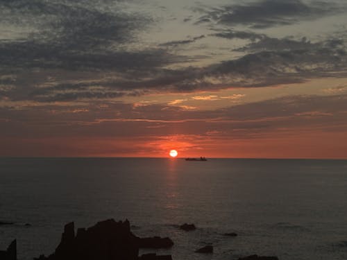 地平線に沈む夕陽、入道崎の絶景。
