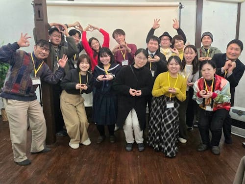 時には若い方々の活動に混ぜていただくことも。頑張って手でハートを作りました