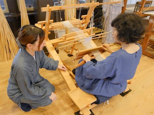 機織り体験の様子