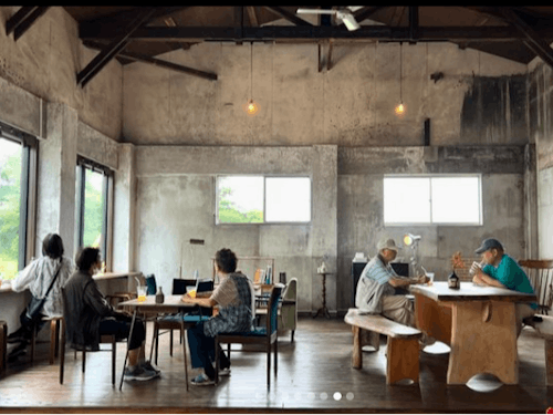 地域の人が集まり思い思いの時間を過ごしています