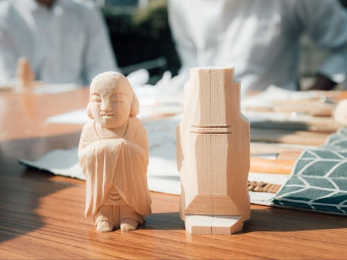 見本の仏像(体験では最終の仕上げ部分を担当)