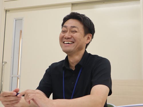 川西イズムが気に入り思わず笑顔になる菊地さん