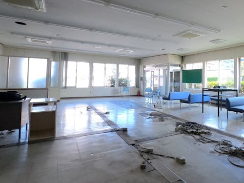 2024年2月に閉鎖された銀行跡地。残念ながらカウンターは撤去されていました…。