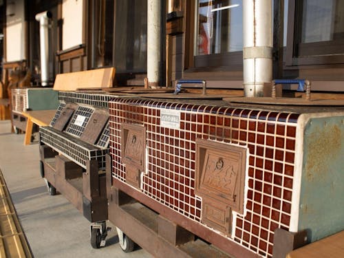 外に展示されている昔ながらのかまど。今もかまど炊きのご飯が提供されています。