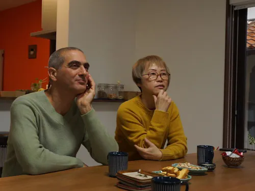 豊岡への移住について語る歳国さんご夫妻（左：バラックさん、右：真由子さん）