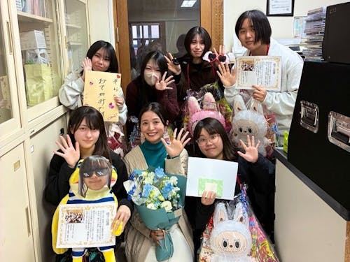 ラジオ番組で卒業を迎える生徒と一緒に