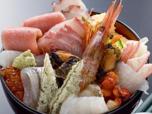 奥能登産（輪島市、珠洲市、能登町、穴水町）の食材をふんだんに使った「能登丼」