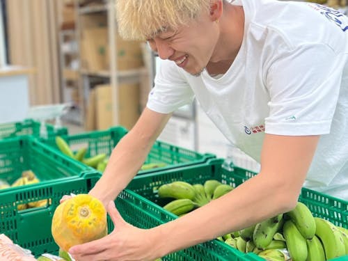 生産者から届いた農作物を一つ一つ丁寧に出荷作業をします。