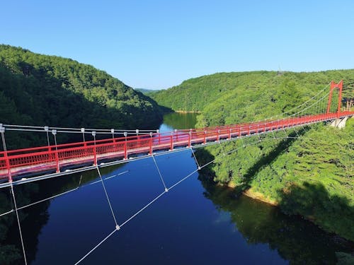 美しい景観を眺めながら歩くことが出来る、全長154メートルの真っ赤な吊り橋