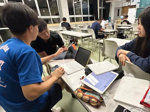 校外のイベントに向けたプレゼンの準備中