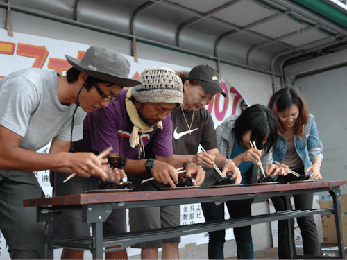 ウニウニフェスティバルでウニの早食い大会