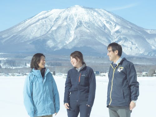 本事業に関わるメンバー。信濃町では、こんな風景が日常にある