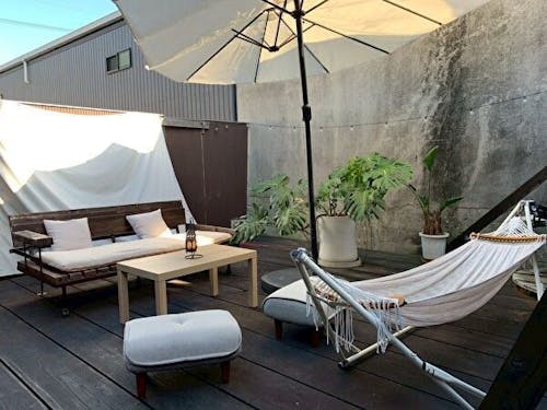 瀬戸内の風が抜けるウッドデッキ。リラックス空間が、時に最高の会議室に変わります