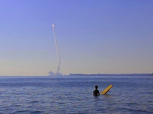 ロケットを見ながらサーフィンすることも。