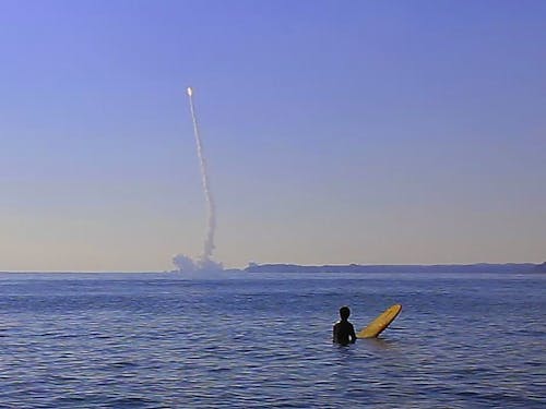 ロケットを見ながらサーフィンすることも。